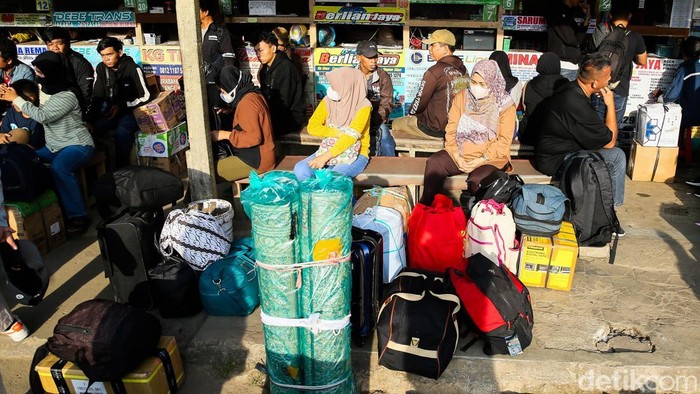 Calon pemudik memadati Terminal Bayangan Pondok Pinang, Senin (16/3/2026), untuk berangkat menuju berbagai daerah saat arus mudik Lebaran mulai meningkat.