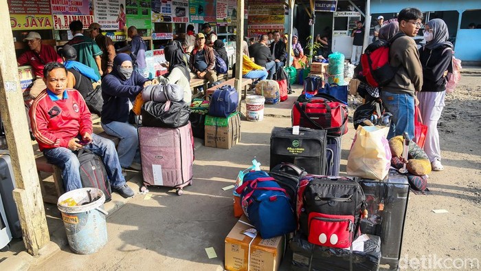 Calon pemudik memadati Terminal Bayangan Pondok Pinang, Senin (16/3/2026), untuk berangkat menuju berbagai daerah saat arus mudik Lebaran mulai meningkat.