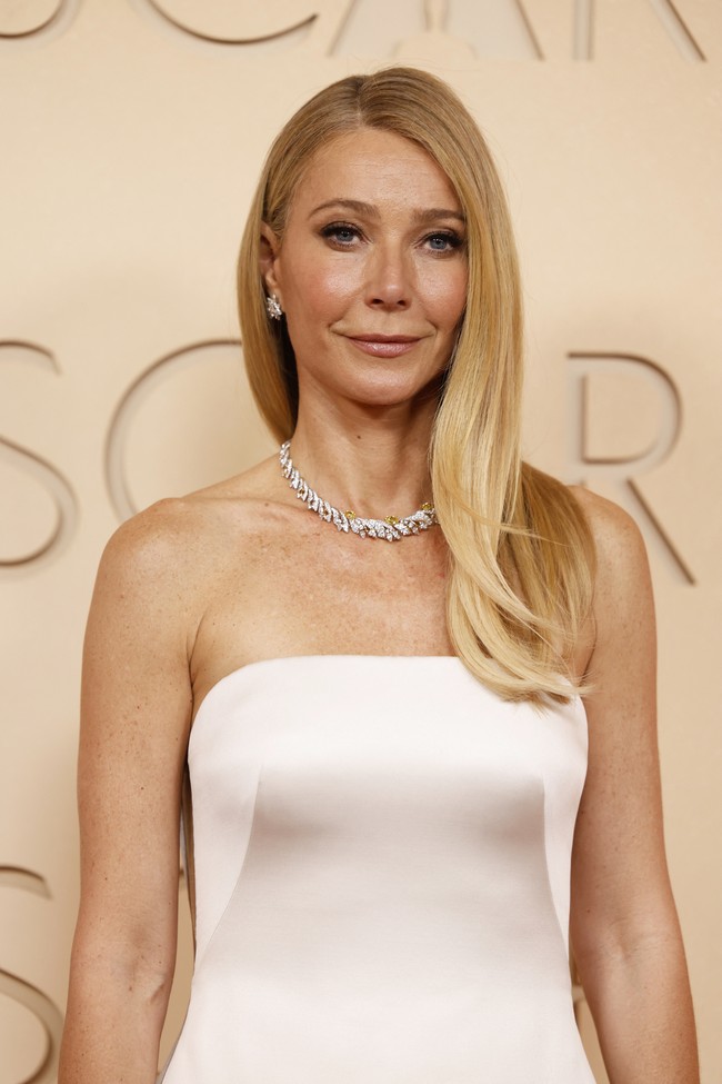“Apakah dia bersaing dengan JLo? Dia setengah telanjang,” “Terlalu terbuka, Pakaian yang lebih sopan justru akan membuatnya lebih dihormati,” Foto: REUTERS/Caroline Brehman