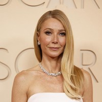 Gaya Berisiko Gwyneth Paltrow di Oscar, Pakai Gaun Berbelahan Super Tinggi