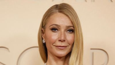 Gaya Berisiko Gwyneth Paltrow di Oscar, Pakai Gaun Berbelahan Super Tinggi