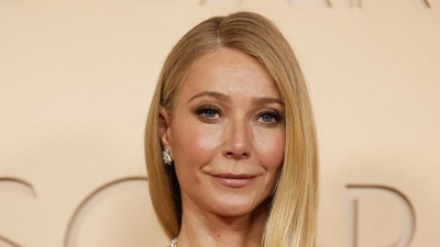 Gaya Berisiko Gwyneth Paltrow di Oscar, Pakai Gaun Berbelahan Super Tinggi
