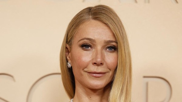 Gaya Berisiko Gwyneth Paltrow di Oscar, Pakai Gaun Berbelahan Super Tinggi