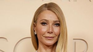 Gaya Berisiko Gwyneth Paltrow di Oscar, Pakai Gaun Berbelahan Super Tinggi