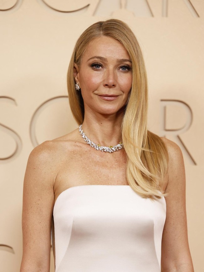 Gaya Berisiko Gwyneth Paltrow di Oscar, Pakai Gaun Berbelahan Super Tinggi