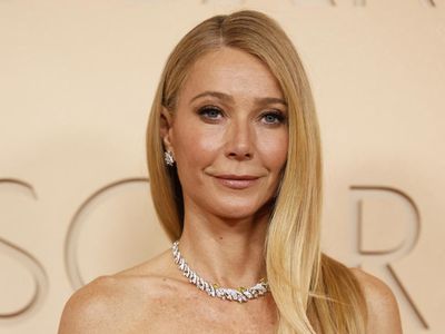 Gaya Berisiko Gwyneth Paltrow di Oscar, Pakai Gaun Berbelahan Super Tinggi