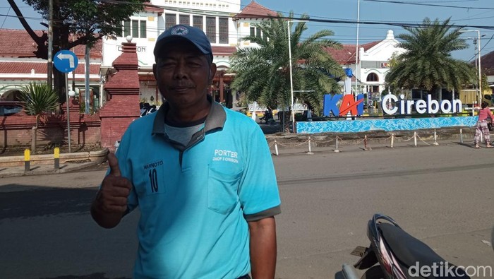 Ayus Warnoto, porter di stasiun Cirebon
