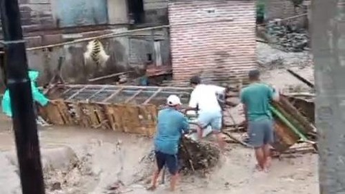 Banjir bandang di Desa Rompang, Kecamatan Rompang, Sumbawa, NTB, Minggu (15/3/2026) sore. (Istimewa)