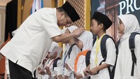 Direktur Utama Bank Mandiri, Riduan menyerahkan santunan ramadan kepada anak yatim di Menara Mandiri, Jakarta, Senin (16/3/2026).