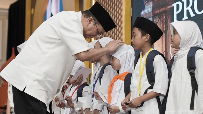Melayani Sepenuh Hati di Bulan Ramadan, Bank Mandiri Salurkan Program Sosial bagi Lebih dari 114.000 Penerima Manfaat

Direktur Utama Bank Mandiri Riduan bersama Jajaran Dewan Komisaris dan Direksi Bank Mandiri menyerahkan santunan Ramadan kepada perwakilan penerima manfaat di Menara Mandiri, Jakarta, Senin (16/3). Melalui program Mandiri Berbagi Kebaikan, Mandiri Group menyerahkan 114.000 paket berupa perlengkapan sekolah bagi anak-anak yatim, paket vitamin kesehatan untuk lansia, hingga dukungan lain yang dibutuhkan bagi masyarakat di seluruh Indonesia sepanjang bulan Ramadan. Selain itu, Bank Mandiri menyiapkan fasilitas mudik bersama gratis dengan 80 kota tujuan yang dapat diikuti secara terbuka oleh masyarakat.