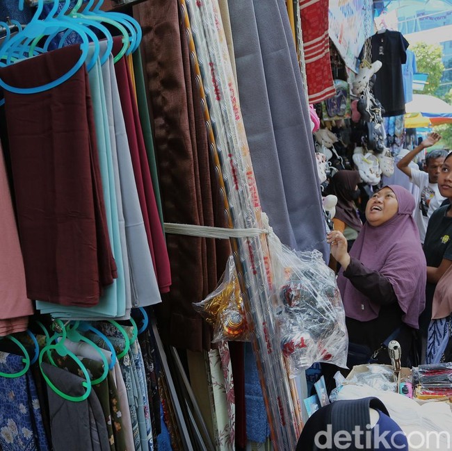 Berburu Baju Lebaran di Pasar Jatinegara