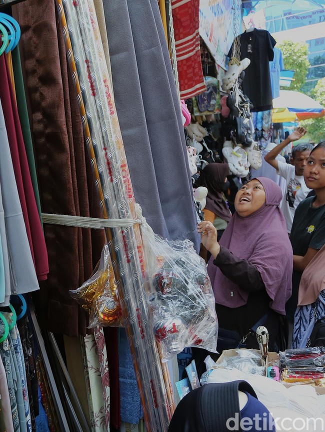 Berburu Baju Lebaran di Pasar Jatinegara