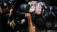 Warga datang untuk membeli baju Lebaran, berbagai kebutuhan hari raya, hingga kue kering.   