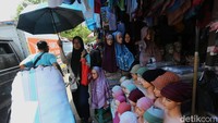 Pemerintah optimistis daya beli masyarakat meningkat setelah tunjangan hari raya (THR) diterima.   