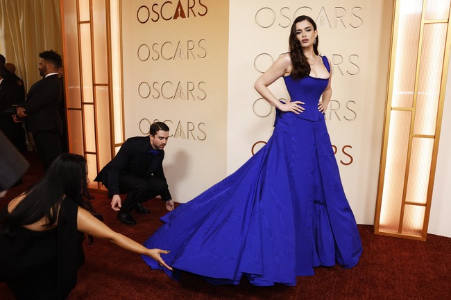Barbie Ferreira memilih tampilan dramatis dengan gaun Gap Studio berwarna indigo terang. Busana ini terdiri dari atasan korset dan rok bervolume besar, dipadukan dengan perhiasan dari De Beers. Foto: REUTERS/DANIEL COLE
