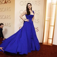 Barbie Ferreira memilih tampilan dramatis dengan gaun Gap Studio berwarna indigo terang. Busana ini terdiri dari atasan korset dan rok bervolume besar, dipadukan dengan perhiasan dari De Beers. Foto: REUTERS/DANIEL COLE