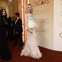 Nicole Kidman tampil memikat dalam gaun Chanel berwarna blush pink. Desain strapless tersebut dilengkapi bodice dan rok dengan detail bulu halus, menciptakan tampilan glamor namun tetap lembut. Foto: REUTERS/DANIEL COLE