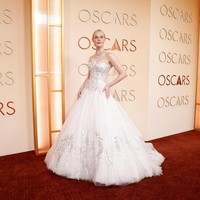 Elle Fanning tampil bak putri dongeng dengan gaun ballgown putih strapless berhias embellishment perak rancangan Sarah Burton untuk Givenchy. Siluetnya yang megah membuatnya menjadi salah satu bintang paling mencolok malam itu. Foto: REUTERS/DANIEL COLE