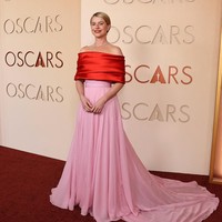 Pemenang Best Actress Jessie Buckley tampil memukau mengenakan gaun Chanel off-shoulder dengan rok merah muda kontras. Busana tersebut terinspirasi dari gaun ikonis yang dikenakan Grace Kelly saat menghadiri Oscars 1956, memberikan sentuhan klasik yang elegan di karpet merah. Foto: REUTERS/DANIEL COLE