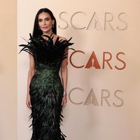 Demi Moore tampil dramatis di karpet merah dengan gaun Gucci khusus yang dihiasi detail bulu. Siluetnya yang glamor membuat penampilan aktris ini langsung mencuri perhatian. Foto: REUTERS/DANIEL COLE