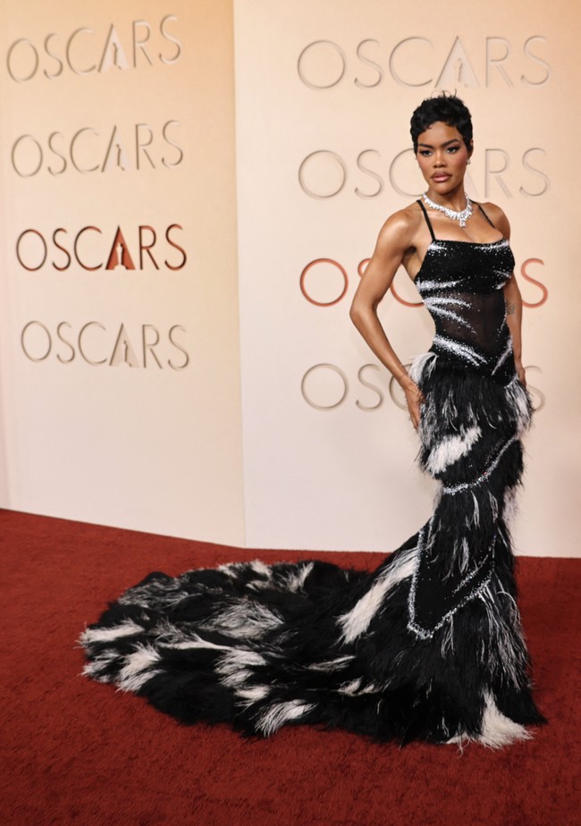 Teyana Taylor juga memukau mengenakan rancangan Chanel karya Matthieu Blazy. Gaun hitam-putih dengan bodice semi transparan dan ekor panjang bertekstur itu semakin sempurna dengan perhiasan dari Tiffany & Co. Foto: REUTERS/DANIEL COLE