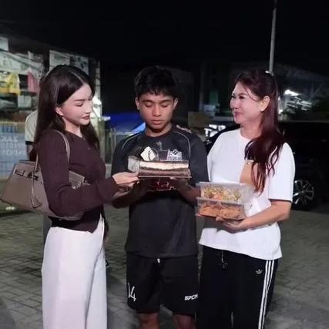 Betrand Peto Ultah ke-21, Dapat Kejutan Kue dan Makanan Enak!