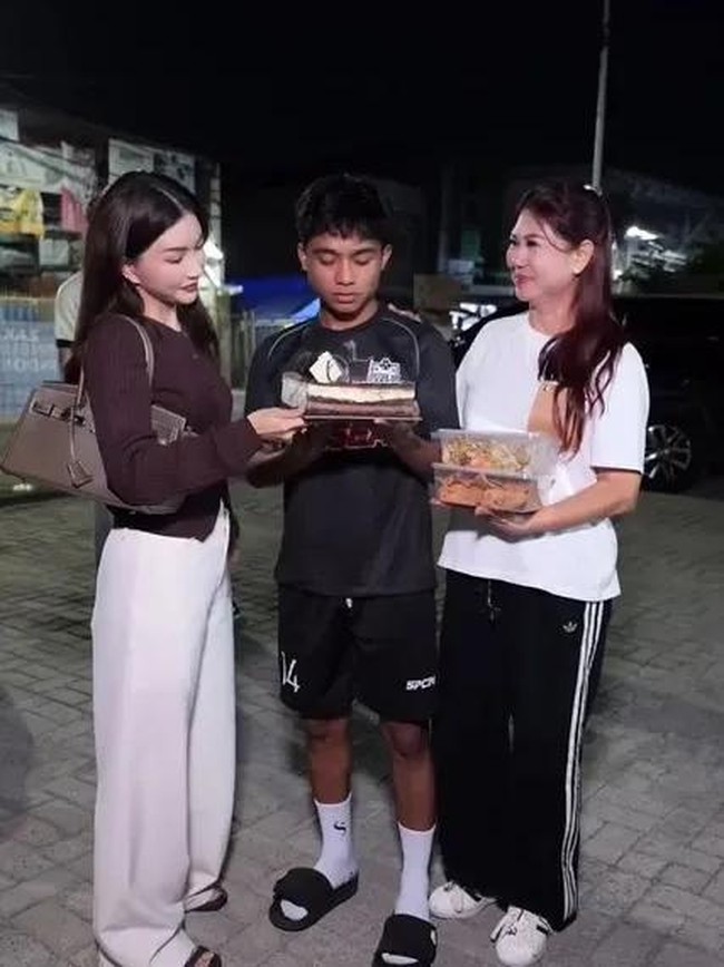 Betrand Peto Ultah ke-21, Dapat Kejutan Kue dan Makanan Enak!