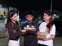 Betrand Peto Ultah ke-21, Dapat Kejutan Kue dan Makanan Enak!