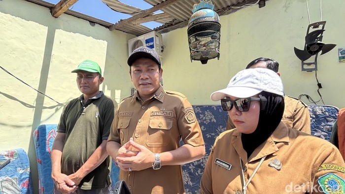 Bupati Subandi saat sidak rumah warga yang rusak akibat angin puting beliung.