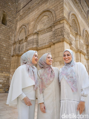 Buttonscarves Raya 2026 usung tema Cultural Storytelling lewat pesona Mesir & Maroko. Koleksi ini hadirkan motif Lotus dan Zellige yang mewah penuh makna budaya. Buttonscarves Raya 2026 usung tema Cultural Storytelling lewat pesona Mesir & Maroko. Koleksi ini hadirkan motif Lotus dan Zellige yang mewah penuh makna budaya.