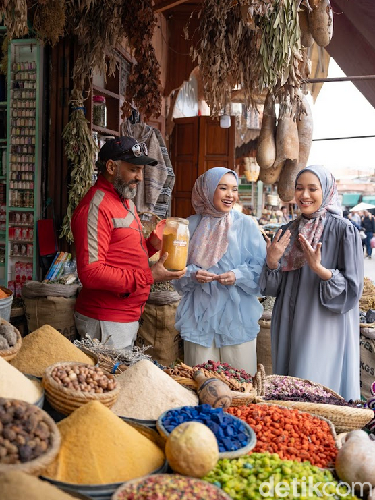 Buttonscarves Raya 2026 usung tema Cultural Storytelling lewat pesona Mesir & Maroko. Koleksi ini hadirkan motif Lotus dan Zellige yang mewah penuh makna budaya. Buttonscarves Raya 2026 usung tema Cultural Storytelling lewat pesona Mesir & Maroko. Koleksi ini hadirkan motif Lotus dan Zellige yang mewah penuh makna budaya.