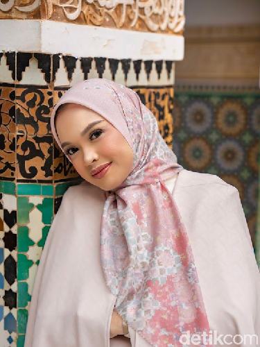 Buttonscarves Raya 2026 usung tema Cultural Storytelling lewat pesona Mesir & Maroko. Koleksi ini hadirkan motif Lotus dan Zellige yang mewah penuh makna budaya. Buttonscarves Raya 2026 usung tema Cultural Storytelling lewat pesona Mesir & Maroko. Koleksi ini hadirkan motif Lotus dan Zellige yang mewah penuh makna budaya.