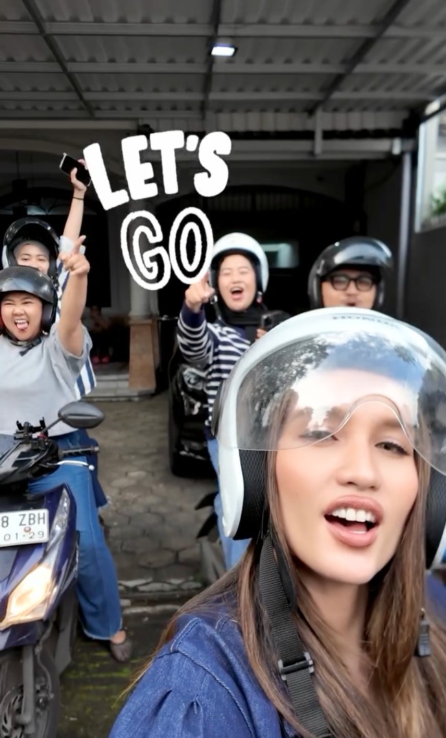Pergi menuju ke Blok M bersama para timnya, Cinta terlihat santai naik motor bersama para tim. Dengan rambut yang dibiarkan terurai, Cinta juga mengenakan helm untuk keselamatan saat berkendara. Foto: Instagram/@claurakiehl