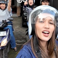 Pergi menuju ke Blok M bersama para timnya, Cinta terlihat santai naik motor bersama para tim. Dengan rambut yang dibiarkan terurai, Cinta juga mengenakan helm untuk keselamatan saat berkendara. Foto: Instagram/@claurakiehl