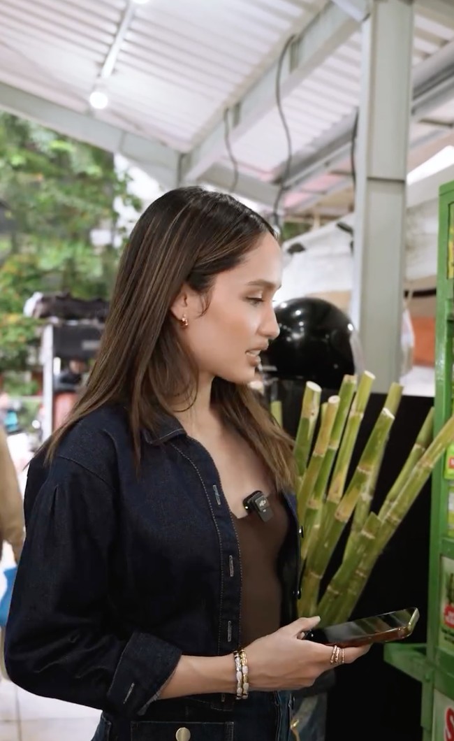 Pertama Cinta membeli air tebu karena menurutnya menggunakan gula asli. Sebelumnya Cinta sudah menjelaskan bahwa ia dan timnya memang akan membeli makanan-makanan sehat. Foto: Instagram/@claurakiehl