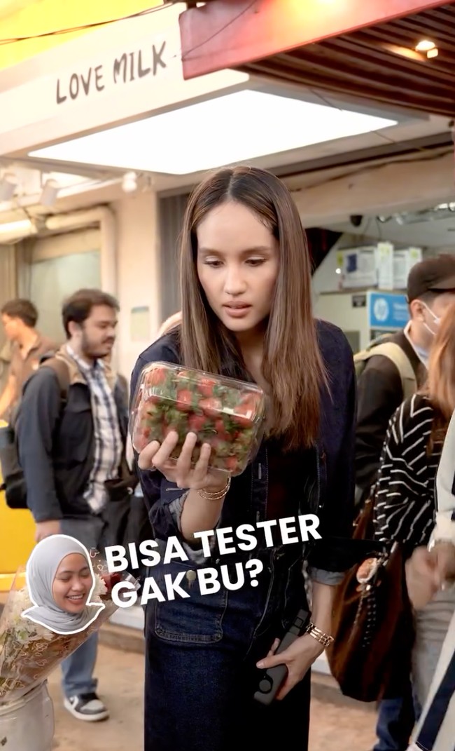 Untuk makanan tinggi serat, Cinta memilih buah strawberry.  Foto: Instagram/@claurakiehl