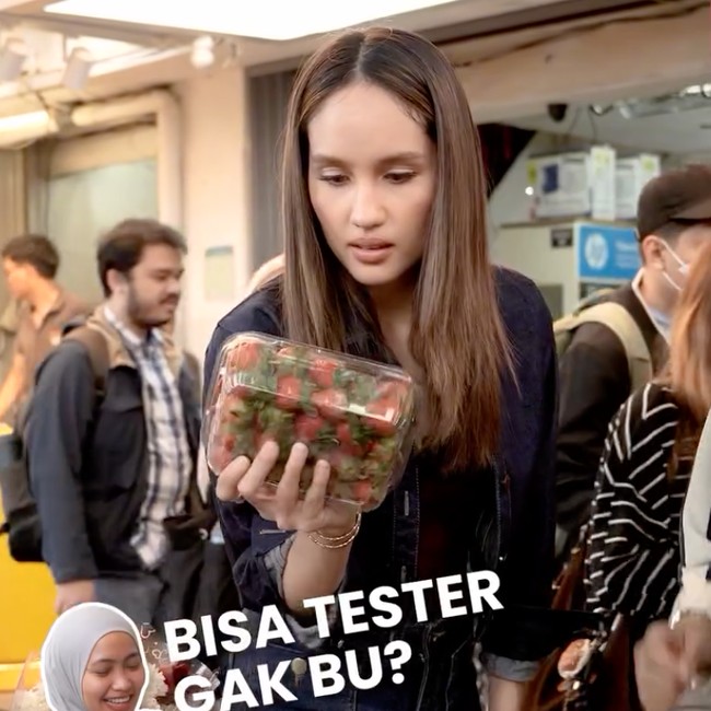 Momen Seru Cinta Laura Ikutan War Takjil, Pilihan Makanannya Bikin Salfok