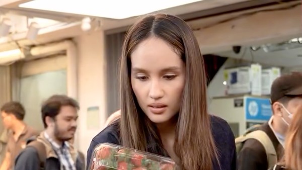 Momen Seru Cinta Laura Ikutan War Takjil, Pilihan Makanannya Bikin Salfok