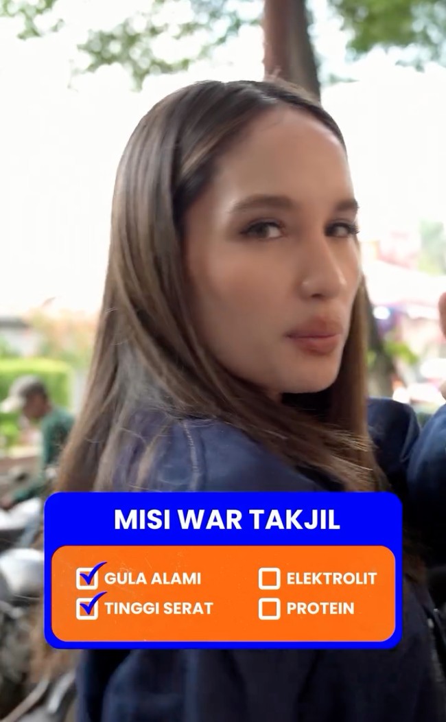Misi war takjil yang dijalani Cinta dan timnya ialah membeli makanan yang mengandung gula alami, tinggi serat, elektrolit, dan protein. Foto: Instagram/@claurakiehl