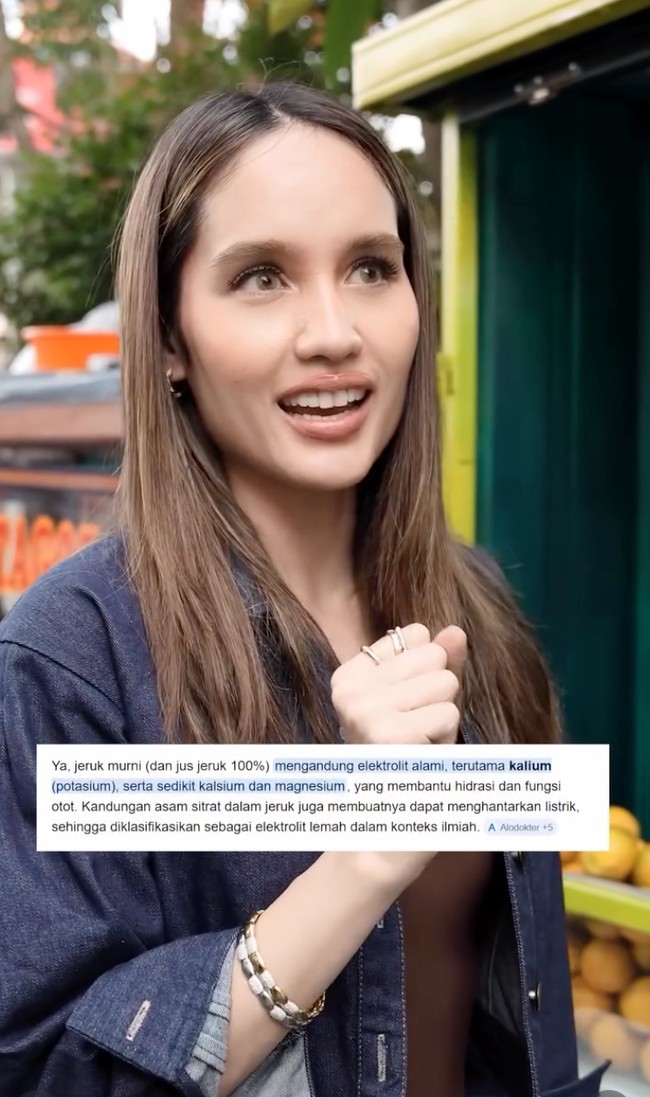 Air jeruk dipilih Cinta sebagai makanan yang mengandung elektrolit alami. Foto: Instagram/@claurakiehl