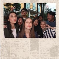 Selama berada di Blok M, Cinta tampak beberapa kali berfoto bersama penggemar. Selain itu ia juga melakukan photo box bersama timnya. Foto: Instagram/@claurakiehl
