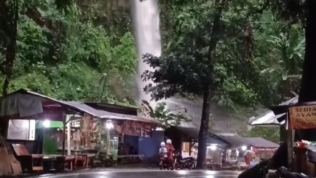 Curug Sawer di jalan Cianjur-Sindangbarang