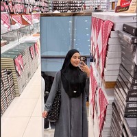 Dara Arafah tampil dalam balutan gamis abu-abu dan hijab hitam yang simpel saat melakukan mirror selfie di sebuah pertokoan di Tanah Suci menjelang malam terakhir Ramadan 2026. Di tengah agenda ibadah umrah bersama suami, Rehan Mubarak, selebgram ini tampak menikmati momen santai berbelanja kebutuhan ibadah dengan suasana toko yang rapi dan dipenuhi jajaran kain khas Timur Tengah. Foto: Dok. Instagram @daraarafah.