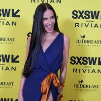 Ia mengenakan gaun rancangan Saint Laurent berwarna biru dengan model wrap dress yang memberikan siluet dramatis. Foto: SXSW Conference & Festivals via /Adam Kissick