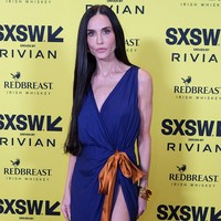 Demi Moore Pamer Kaki Jenjang dengan Gaun High-Slit Ekstrem di Premiere Film