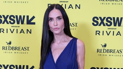 Demi Moore Pamer Kaki Jenjang dengan Gaun High-Slit Ekstrem di Premiere Film