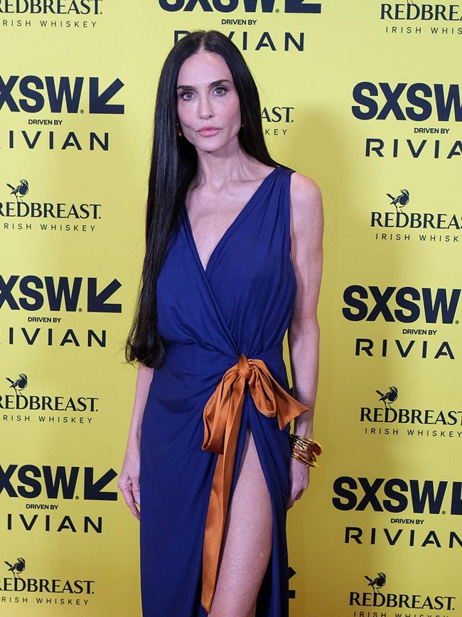 Demi Moore Pamer Kaki Jenjang dengan Gaun High-Slit Ekstrem di Premiere Film