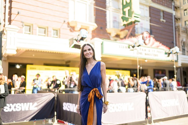 Rambut panjangnya ditata lurus dan dibiarkan tergerai, menciptakan kesan sleek. Untuk aksesori, ia memilih perhiasan minimal dengan anting hoop emas dan beberapa gelang tebal. Foto: SXSW Conference & Festivals via /Adam Kissick
