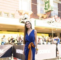 Rambut panjangnya ditata lurus dan dibiarkan tergerai, menciptakan kesan sleek. Untuk aksesori, ia memilih perhiasan minimal dengan anting hoop emas dan beberapa gelang tebal. Foto: SXSW Conference & Festivals via /Adam Kissick