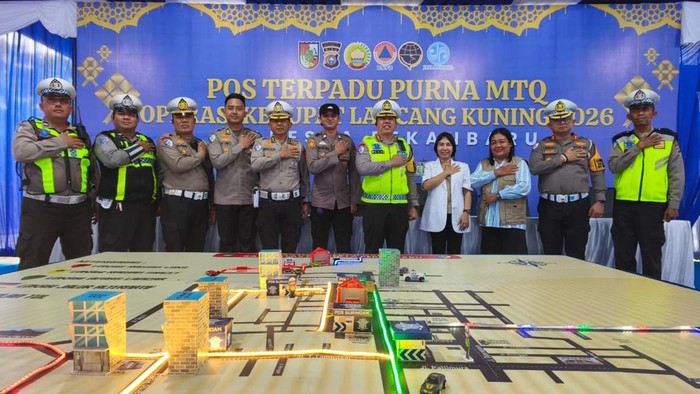 Dirlantas Polda Riau Kombes Jeki Rahmat Mustika mengecek pospam mudik Lebaran di Kota Pekanbaru, Senin (16/3/2026).